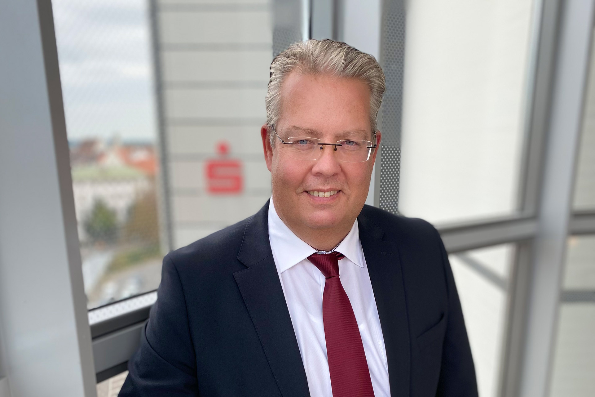Der Verwaltungsrat der Stadtsparkasse Augsburg hat Michael Kramer, Bereichsleiter Center.Unternehmenskunden, zum 1. Oktober 2022 zum stellvertretenden Vorstandsmitglied bestellt.